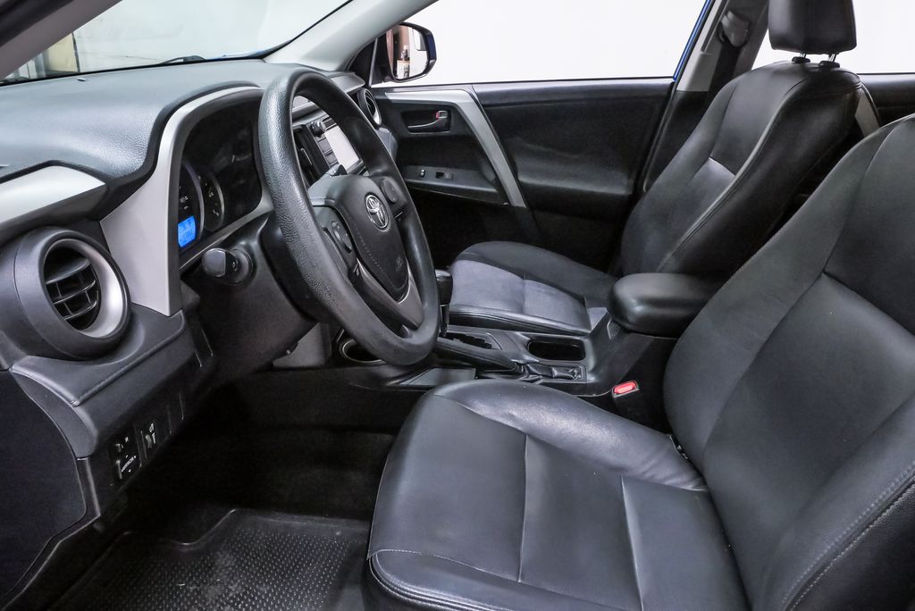 2016 Toyota RAV4 LE - Photo 9