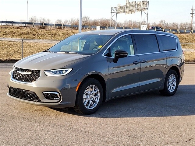 2025 Chrysler Pacifica photo 2