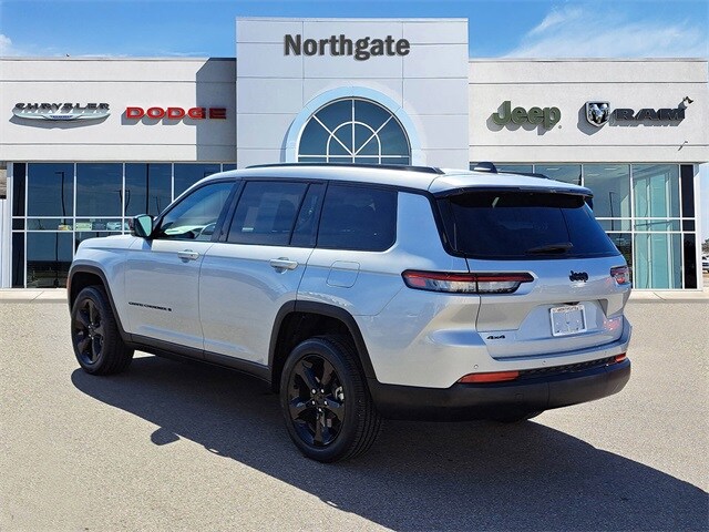 2025 Jeep Grand Cherokee Altitude photo 3