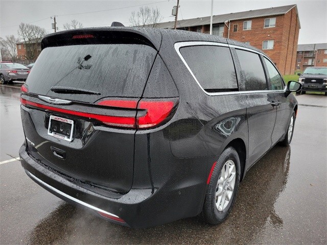 2025 Chrysler Pacifica photo 4