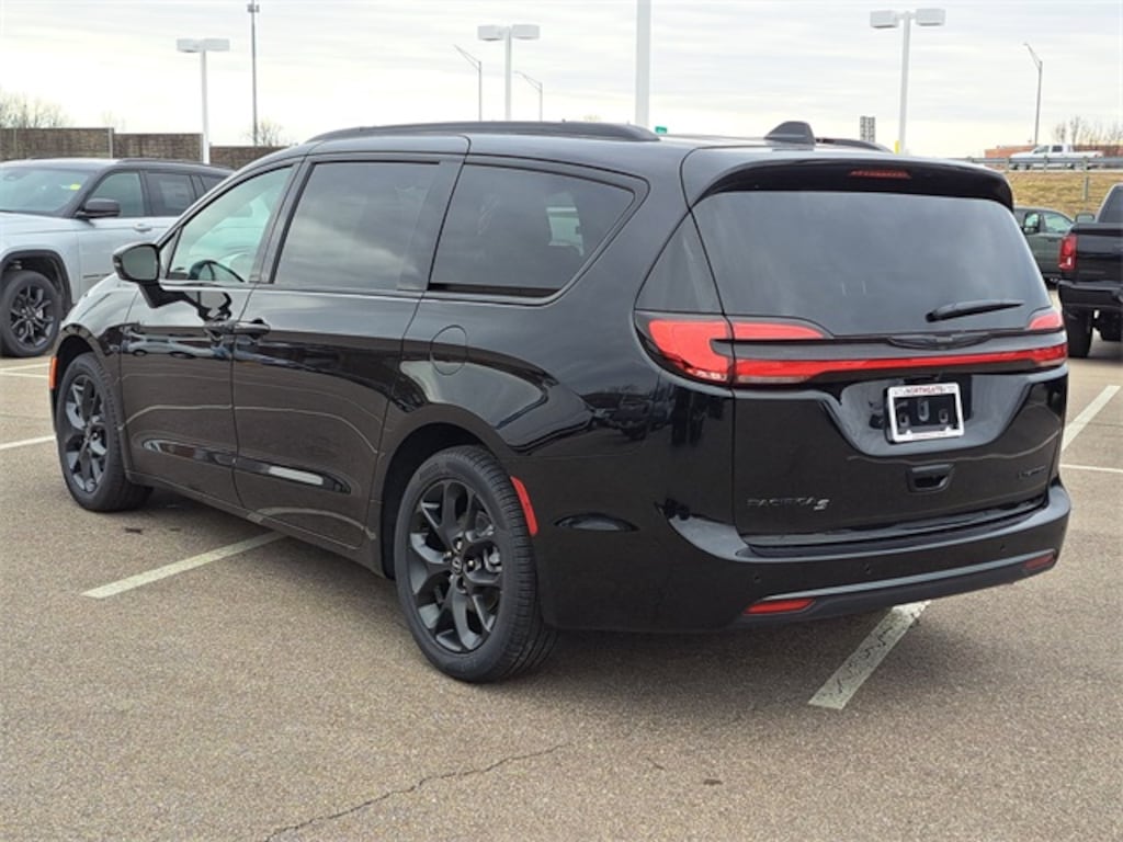 New 2026 Chrysler Pacifica LIMITED Passenger Van