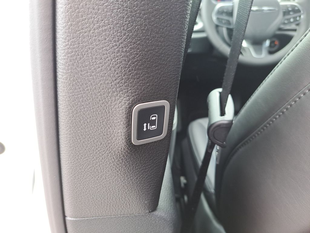 2026 Chrysler Pacifica Select - Photo 14