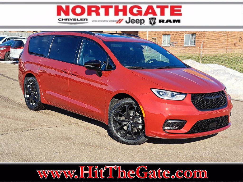 2026 Chrysler Pacifica Limited's photo