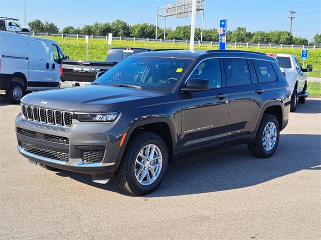 2025 Jeep Grand Cherokee Laredo photo 2