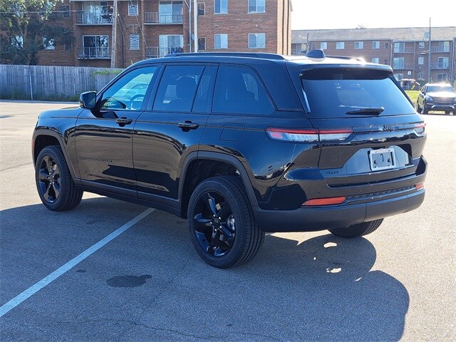 2025 Jeep Grand Cherokee Altitude photo 3