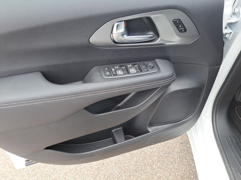 2026 Chrysler Pacifica Select - Photo 17