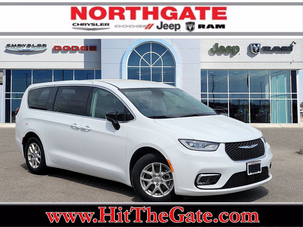2024 Chrysler Pacifica Touring L's photo