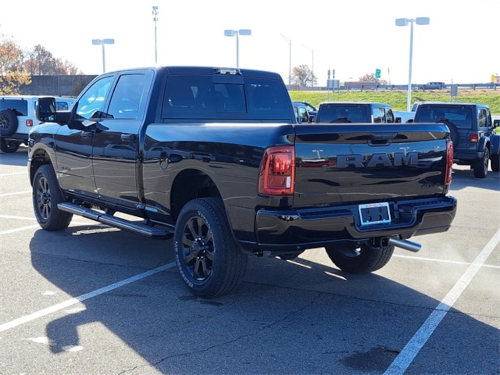 New 2026 Ram 3500 BIG HORN CREW CAB 4X4 6'4 BOX Pickup