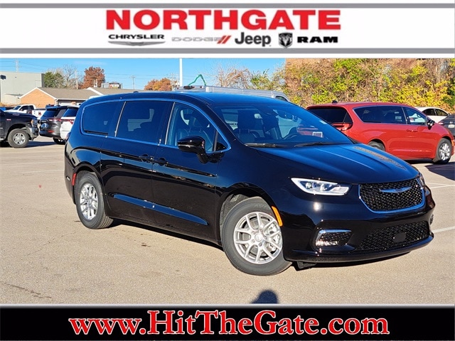 2026 Chrysler Pacifica Select's photo