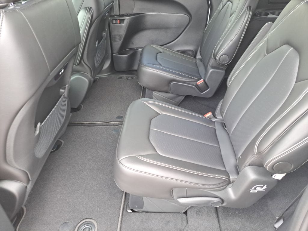 2026 Chrysler Pacifica Select - Photo 13