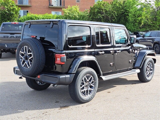 2025 Jeep Wrangler Sahara photo 4