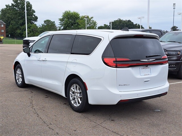 2026 Chrysler Pacifica photo 3