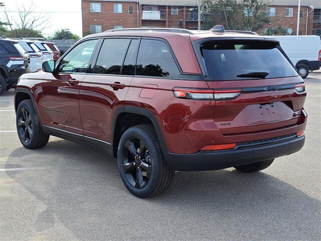 2025 Jeep Grand Cherokee Limited photo 3