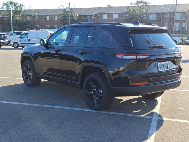 2025 Jeep Grand Cherokee Limited photo 3