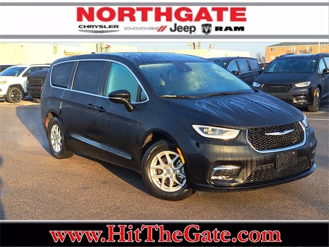 2024 Chrysler Pacifica Touring L's photo