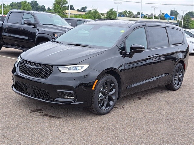2026 Chrysler Pacifica Limited photo 2