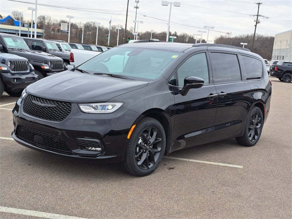 New 2026 Chrysler Pacifica LIMITED Passenger Van