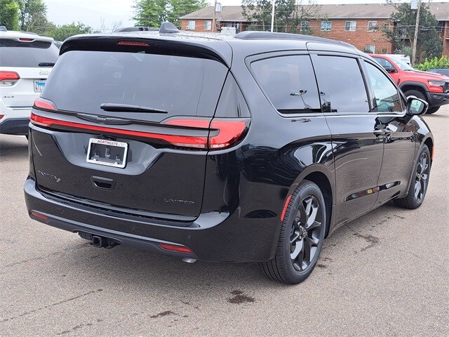 2026 Chrysler Pacifica Limited photo 4