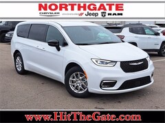 2026 Chrysler Pacifica SELECT Passenger Van