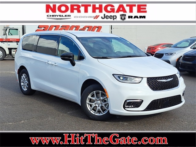 2026 Chrysler Pacifica Select's photo