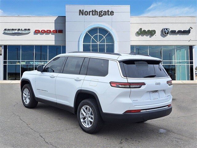 2025 Jeep Grand Cherokee Laredo photo 3