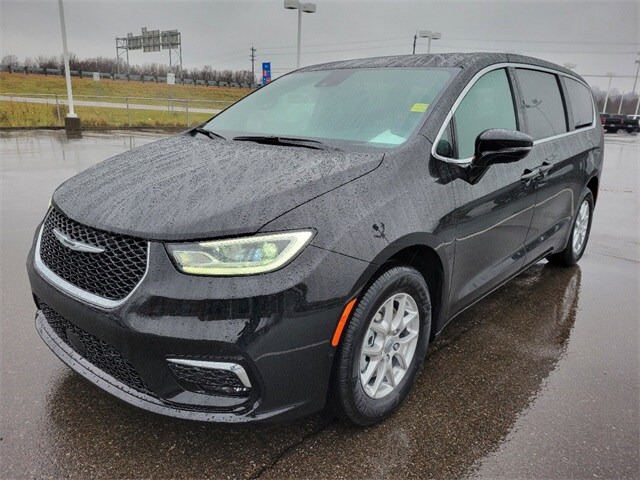 2025 Chrysler Pacifica photo 2