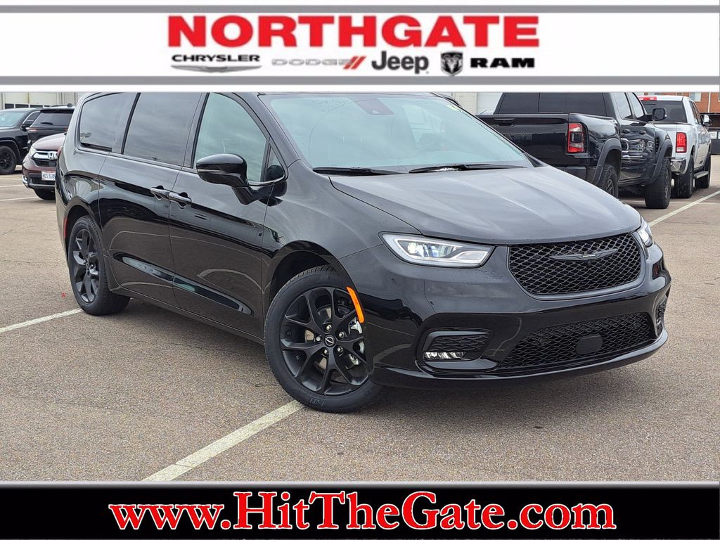 2026 Chrysler Pacifica Limited's photo