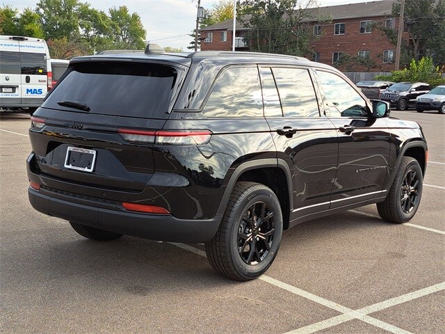 2025 Jeep Grand Cherokee Altitude photo 4