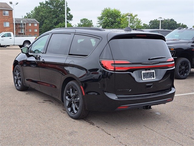 2026 Chrysler Pacifica Limited photo 3