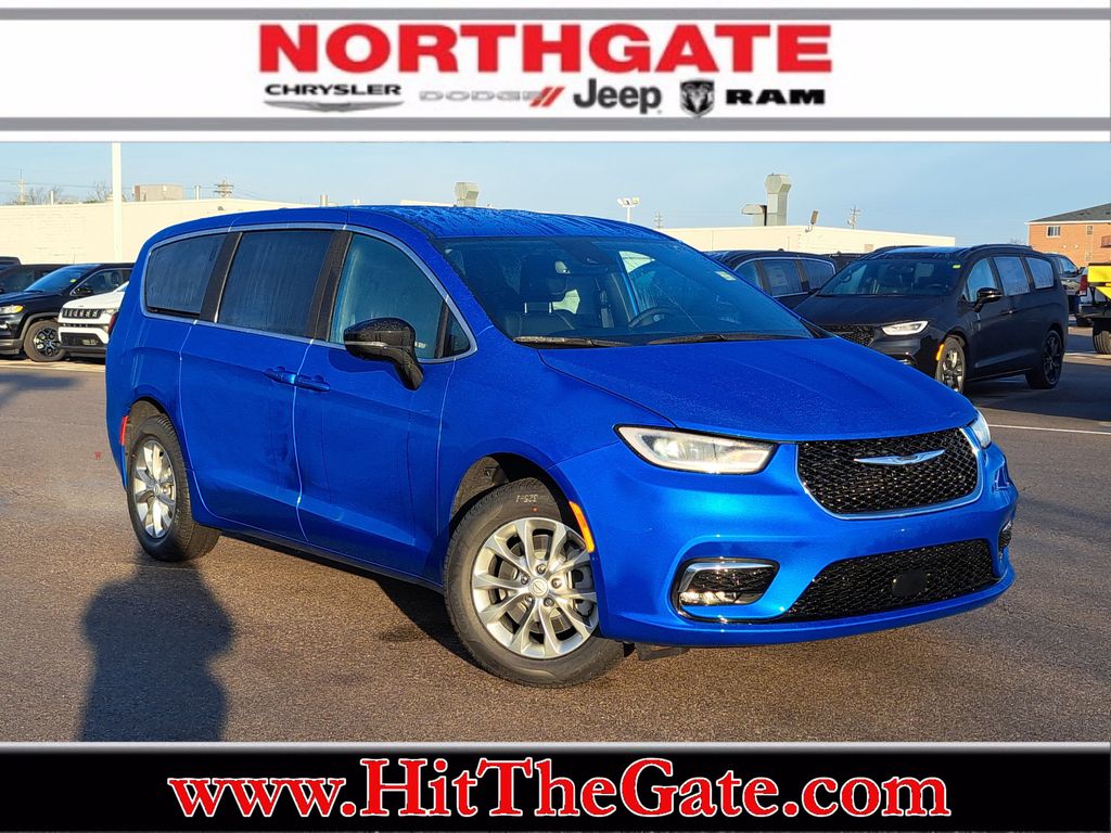 2026 Chrysler Pacifica Select AWD's photo