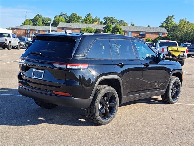 2025 Jeep Grand Cherokee Altitude photo 4