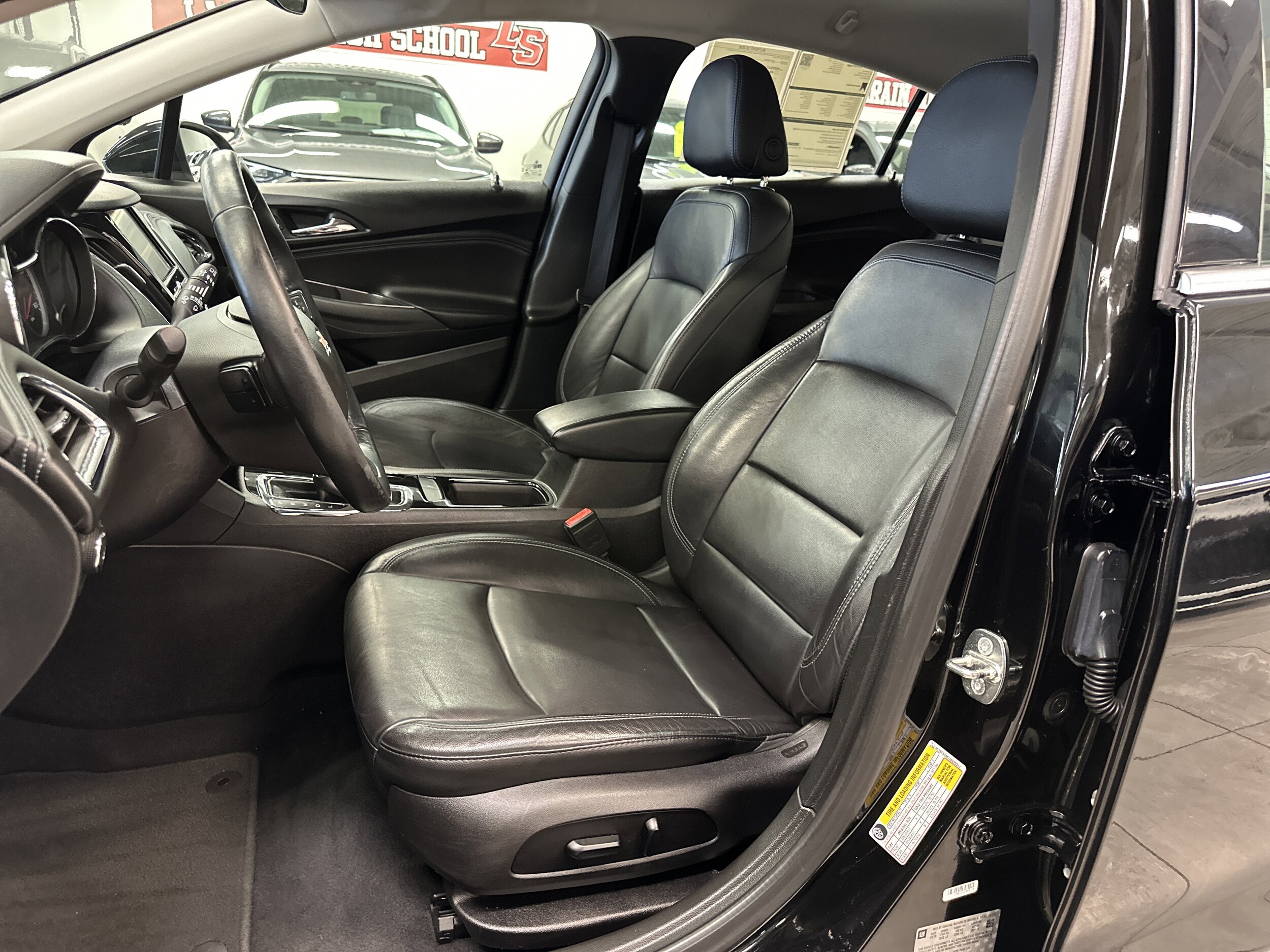 2018 Chevrolet Cruze Premier photo 3