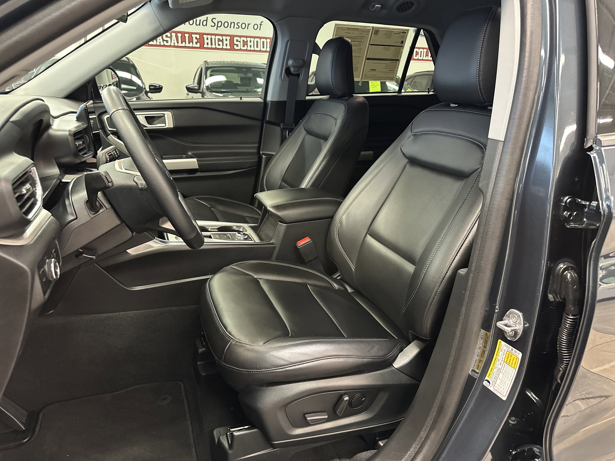 2023 Ford Explorer XLT photo 4