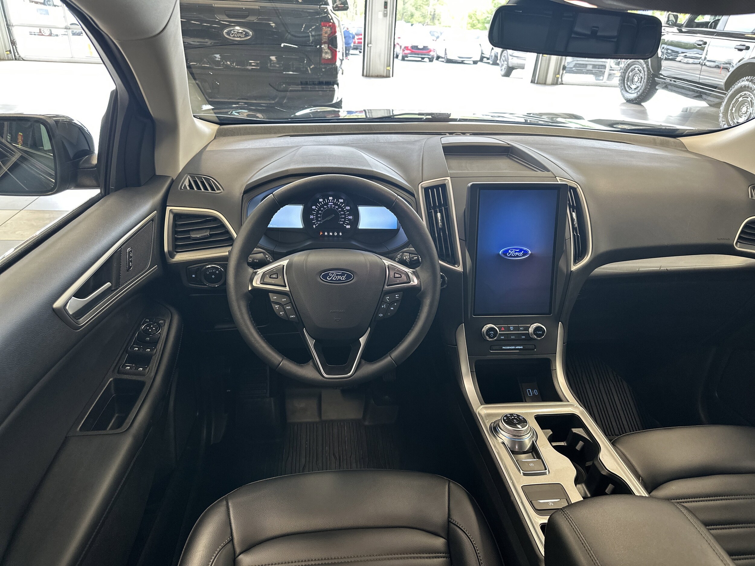 2024 Ford Edge SEL photo 2