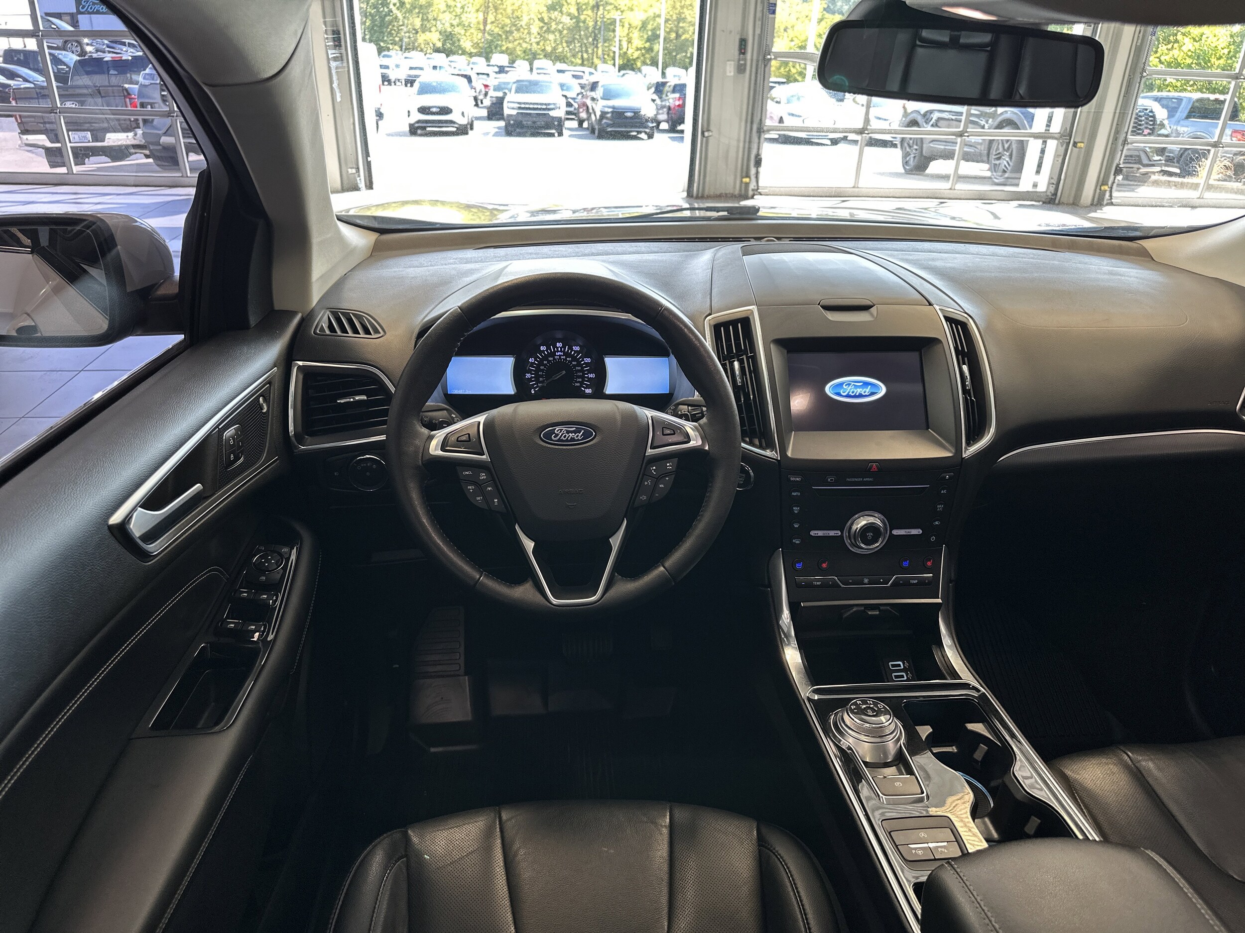 2019 Ford Edge Titanium photo 2