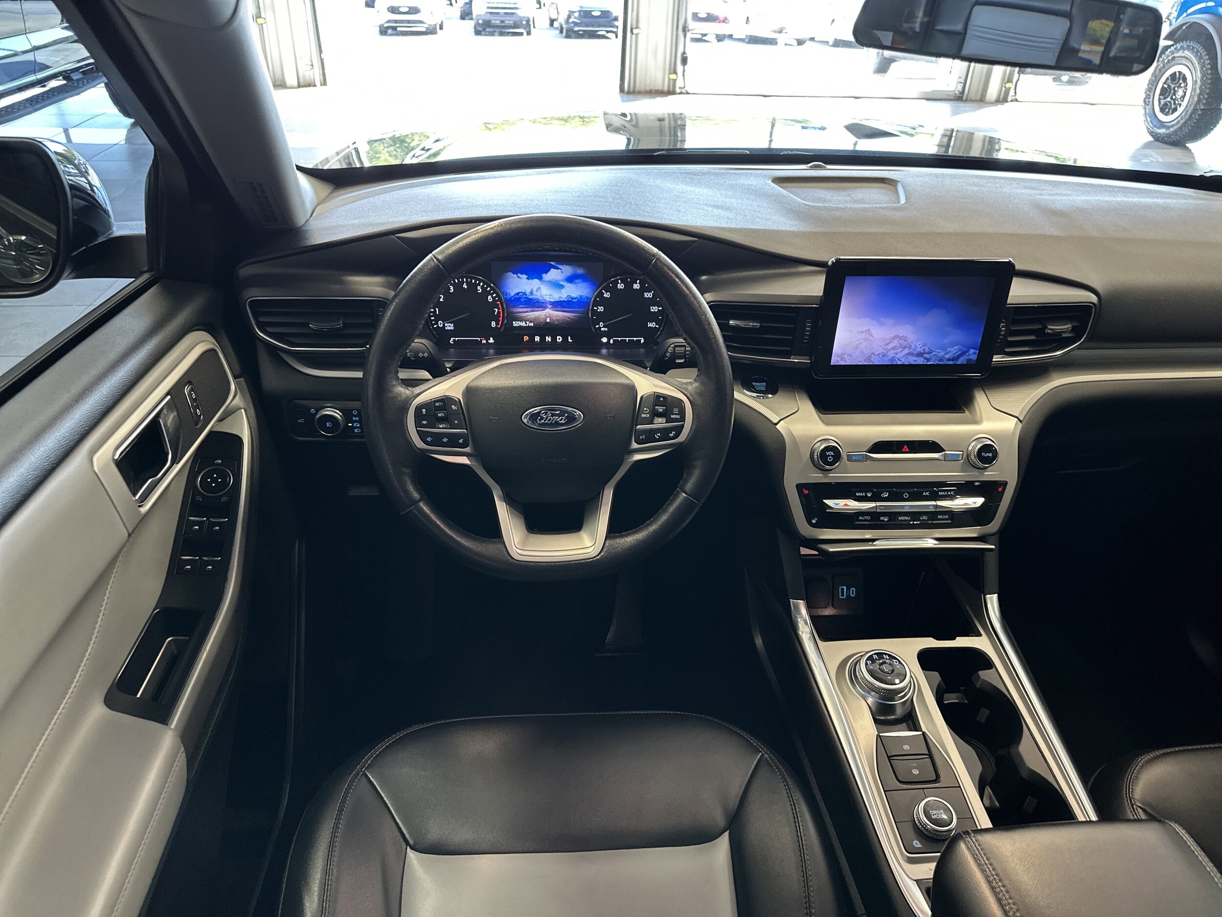 2022 Ford Explorer XLT photo 2