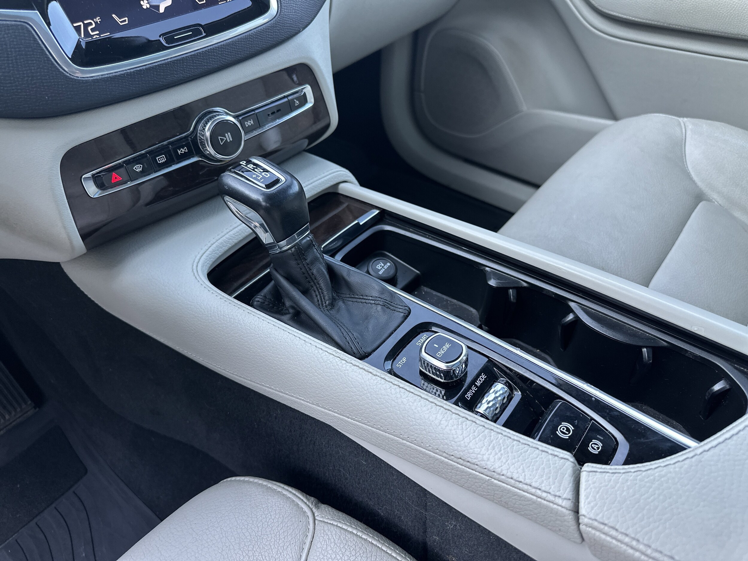 2016 Volvo XC90 T6 Momentum photo 3