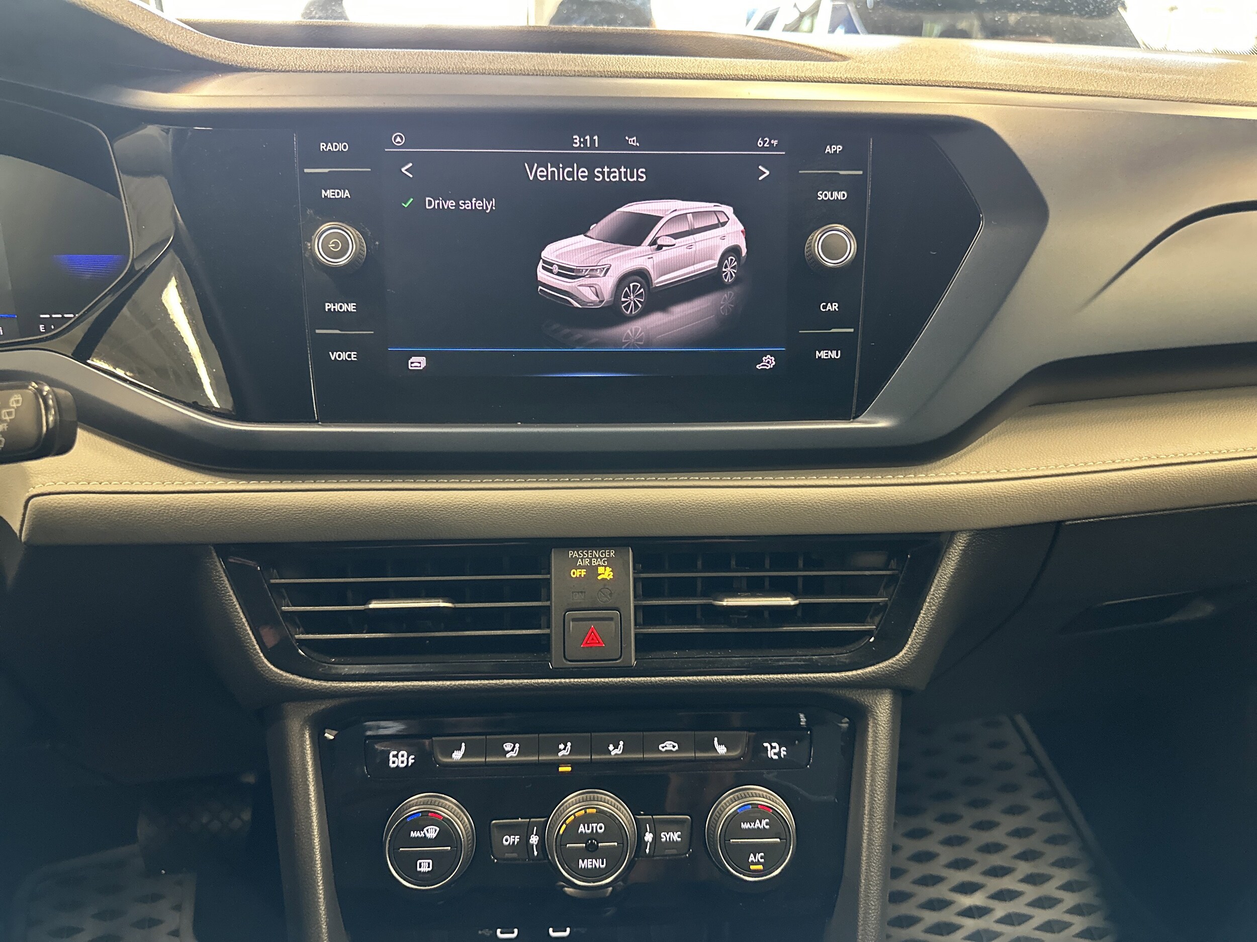 2024 Volkswagen Taos SE photo 2