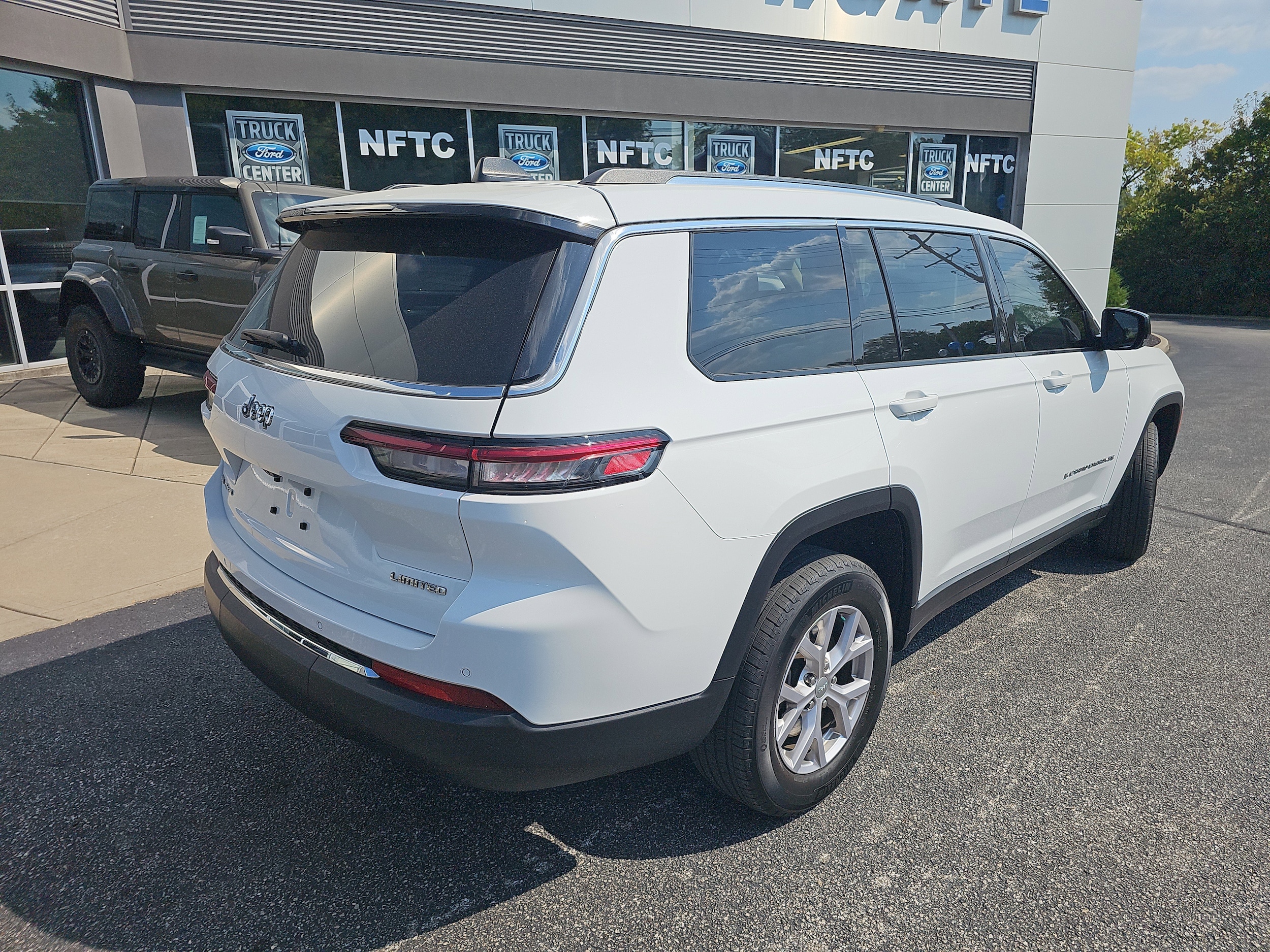 2022 Jeep Grand Cherokee Limited photo 2