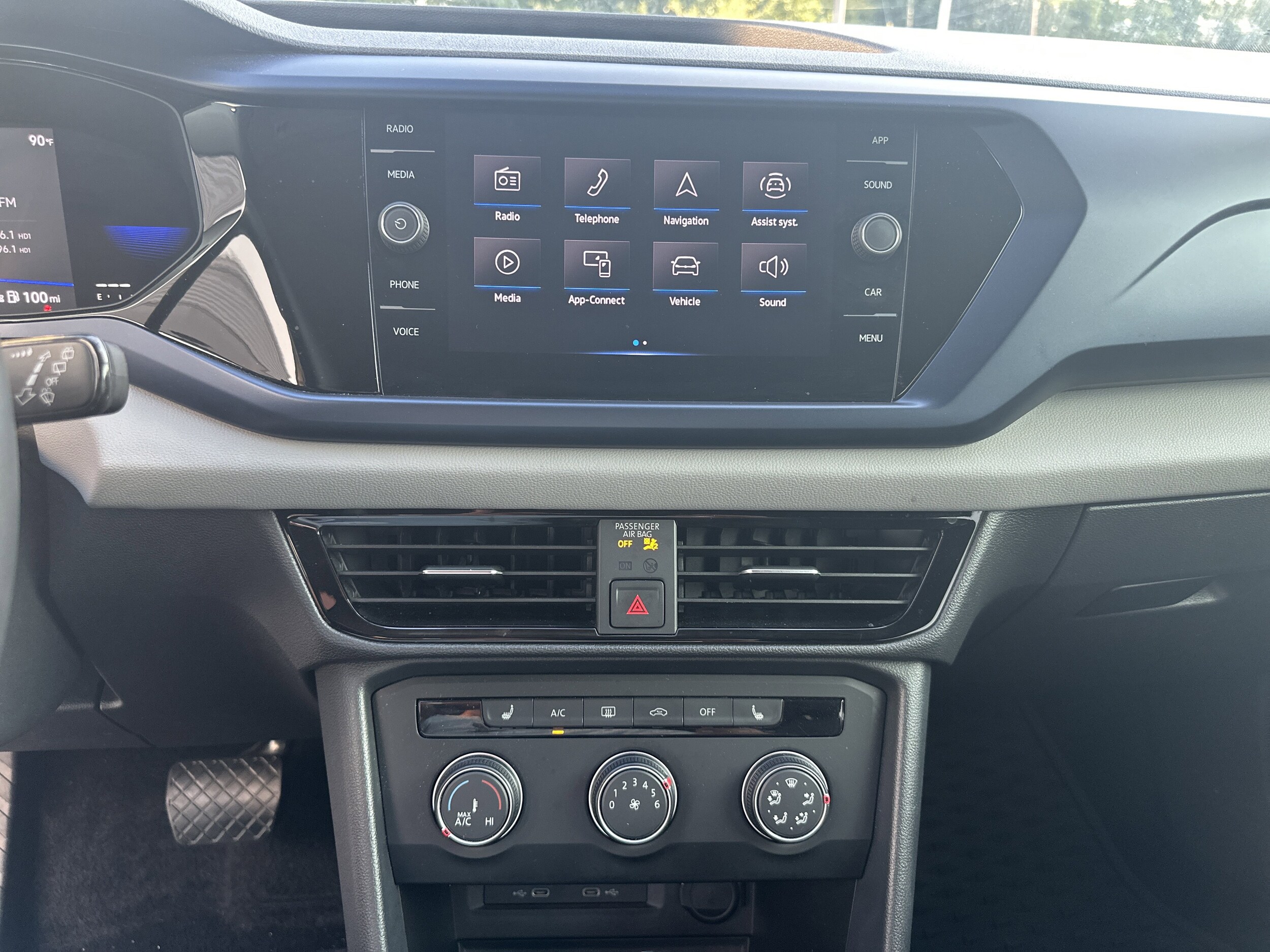 2022 Volkswagen Taos SE photo 2