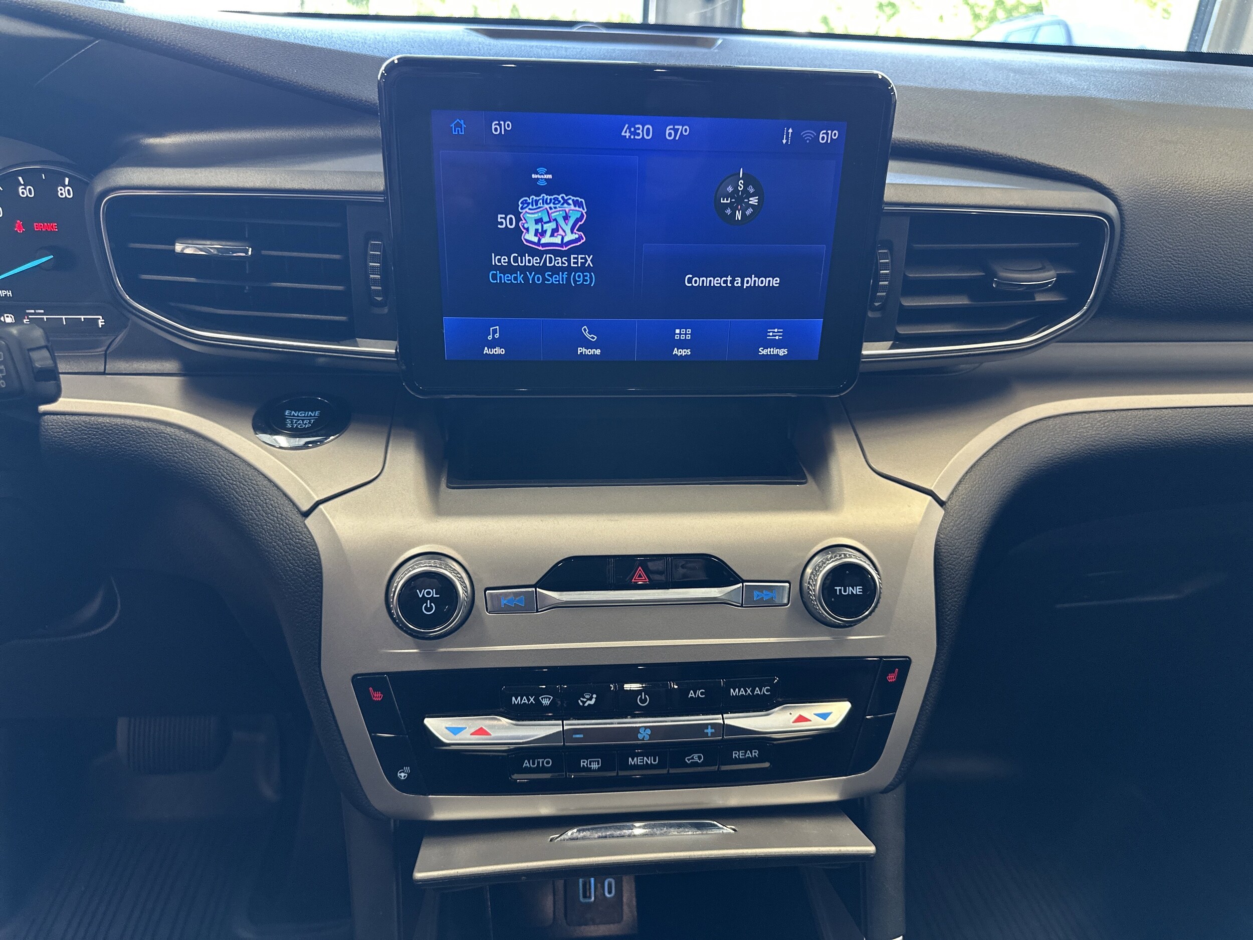 2022 Ford Explorer XLT photo 2