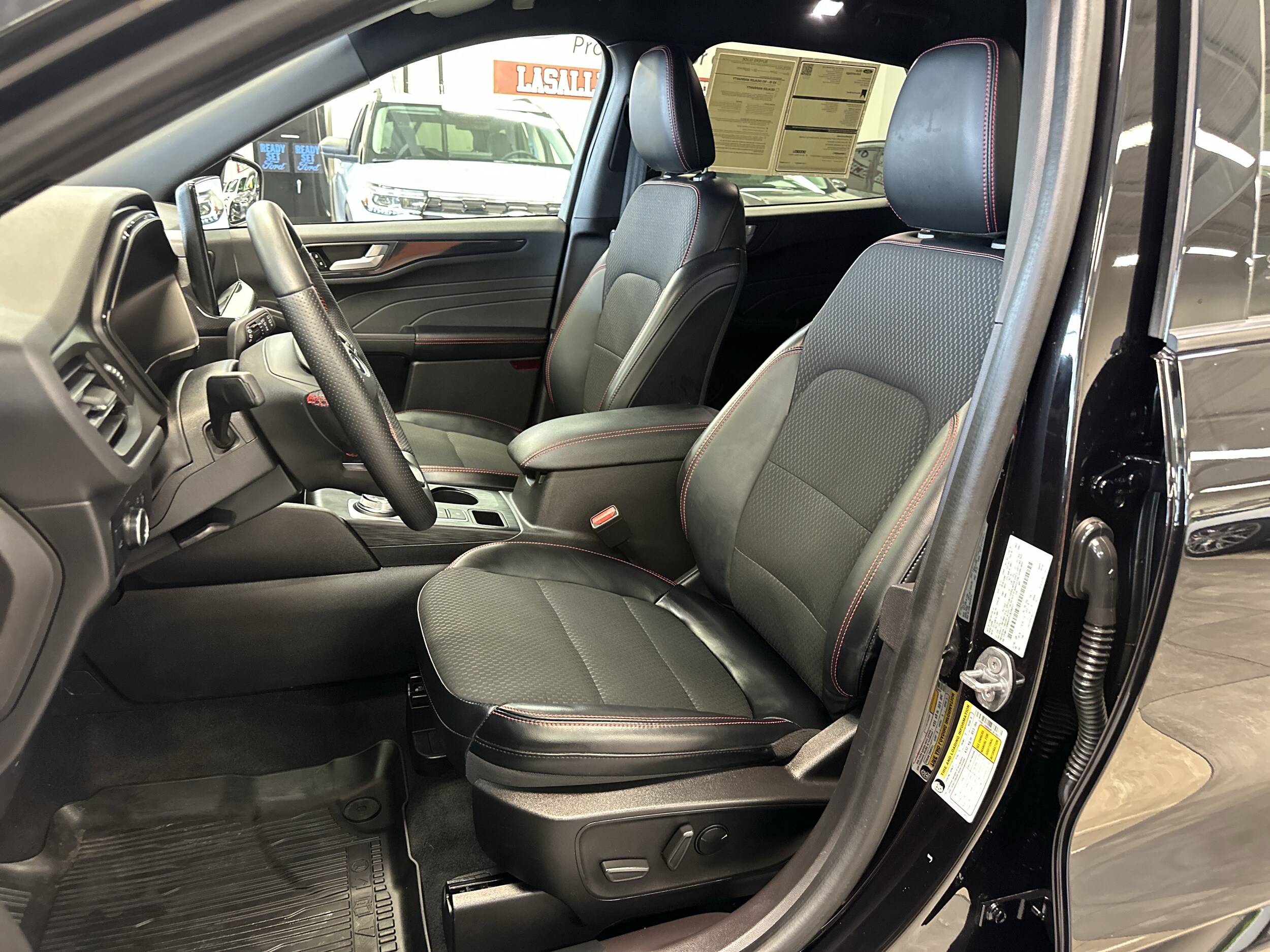2023 Ford Escape ST-Line photo 4
