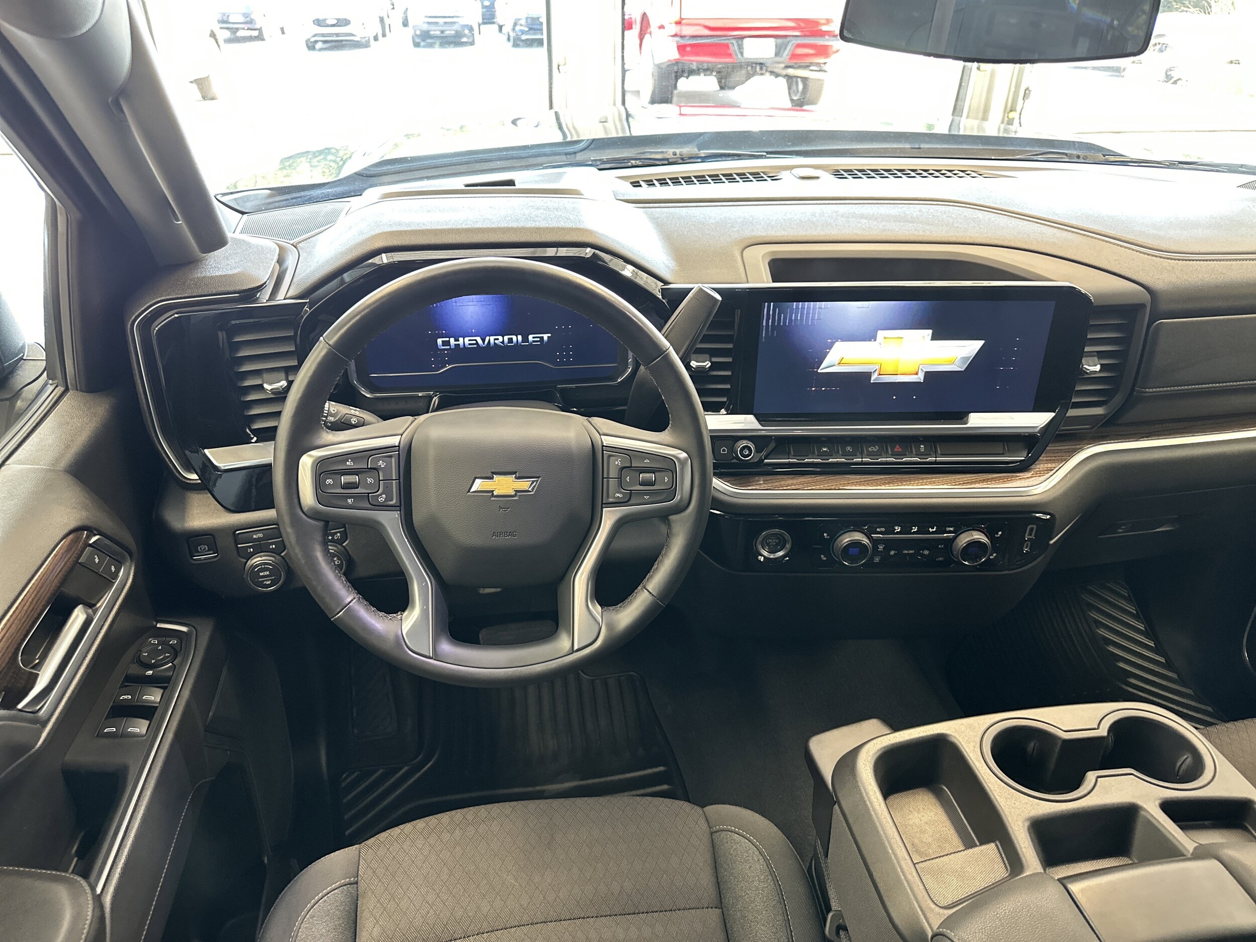 2022 Chevrolet Silverado 1500 LT photo 2