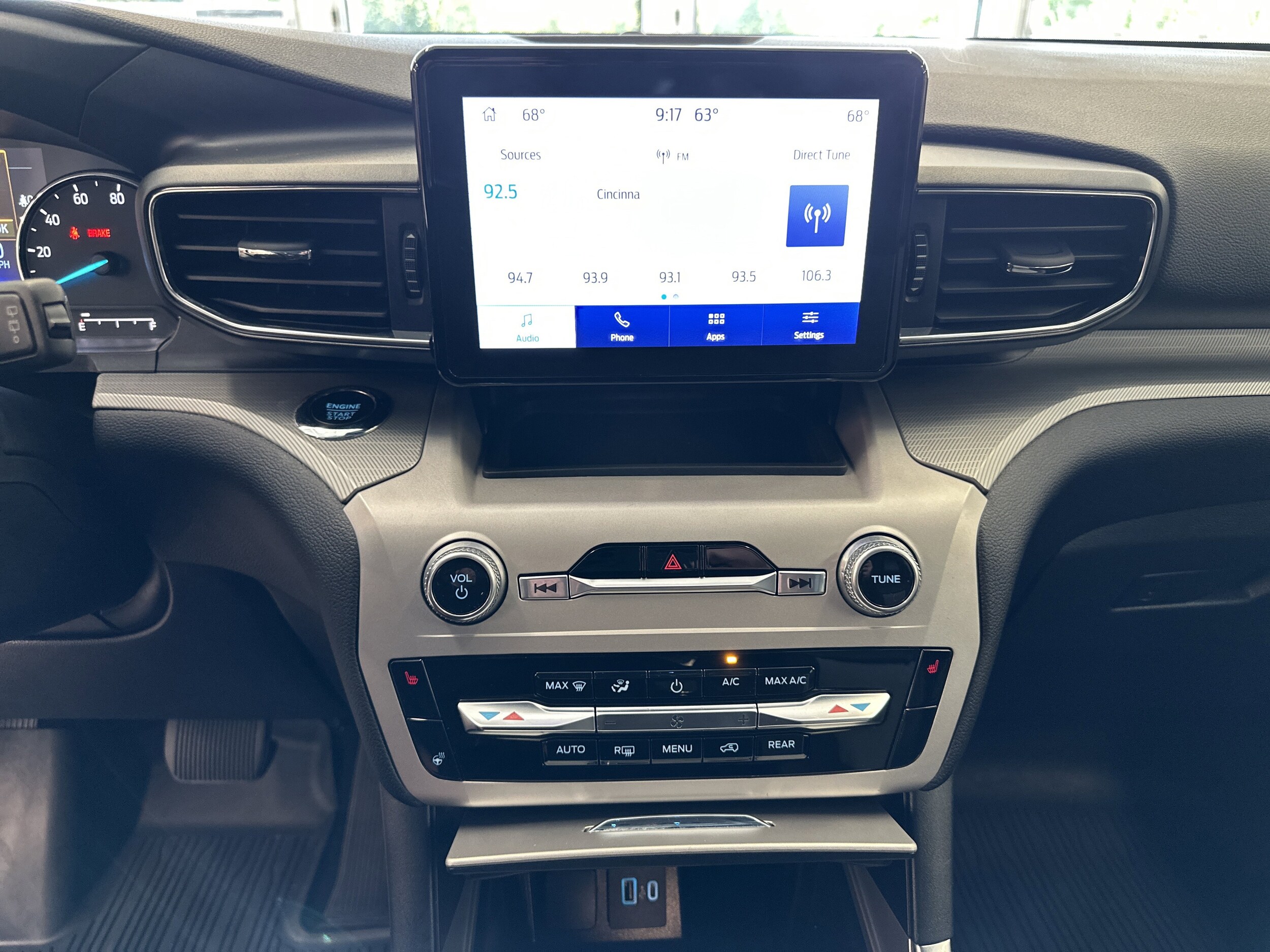 2023 Ford Explorer XLT photo 2