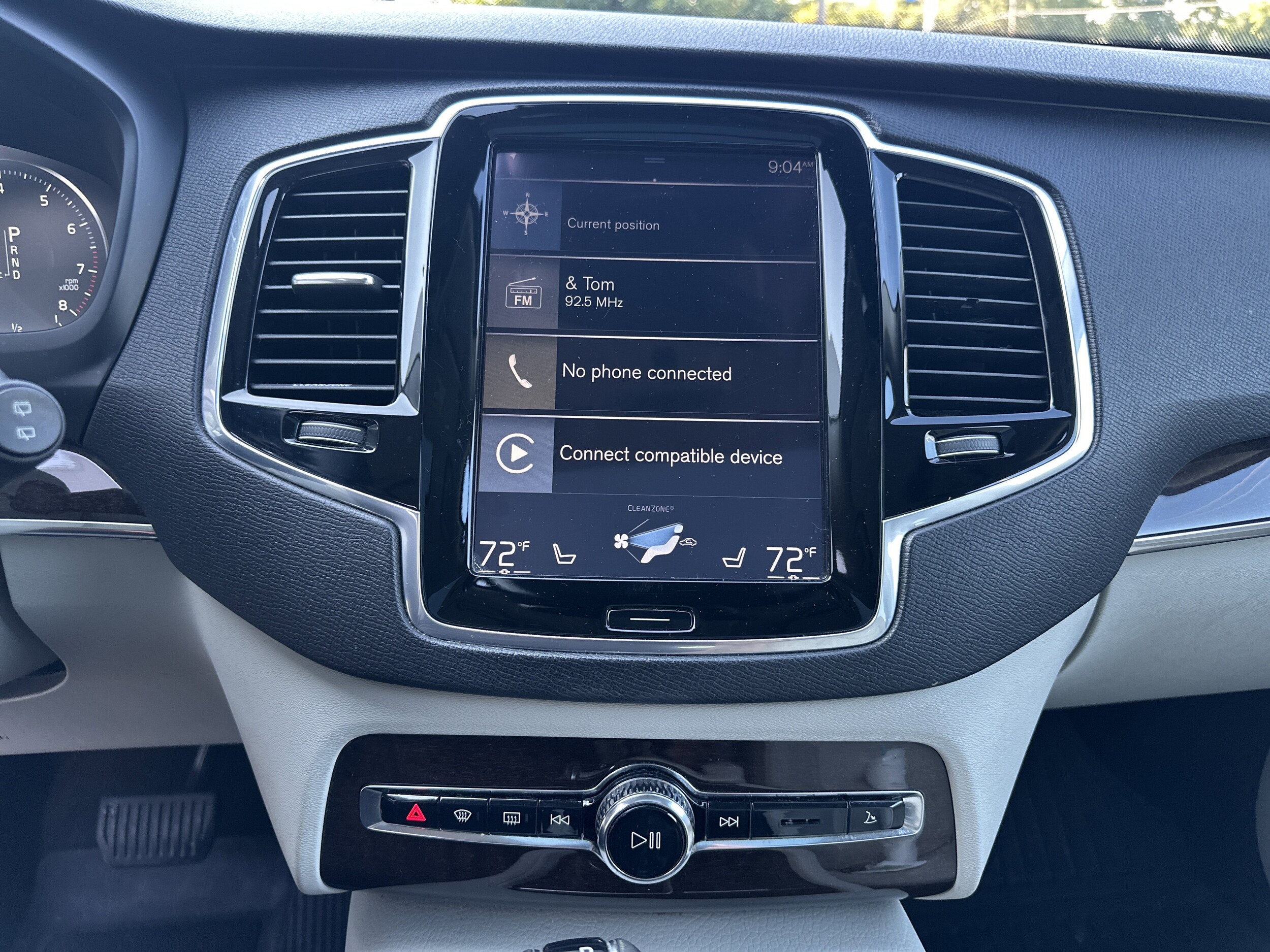 2016 Volvo XC90 T6 Momentum photo 2