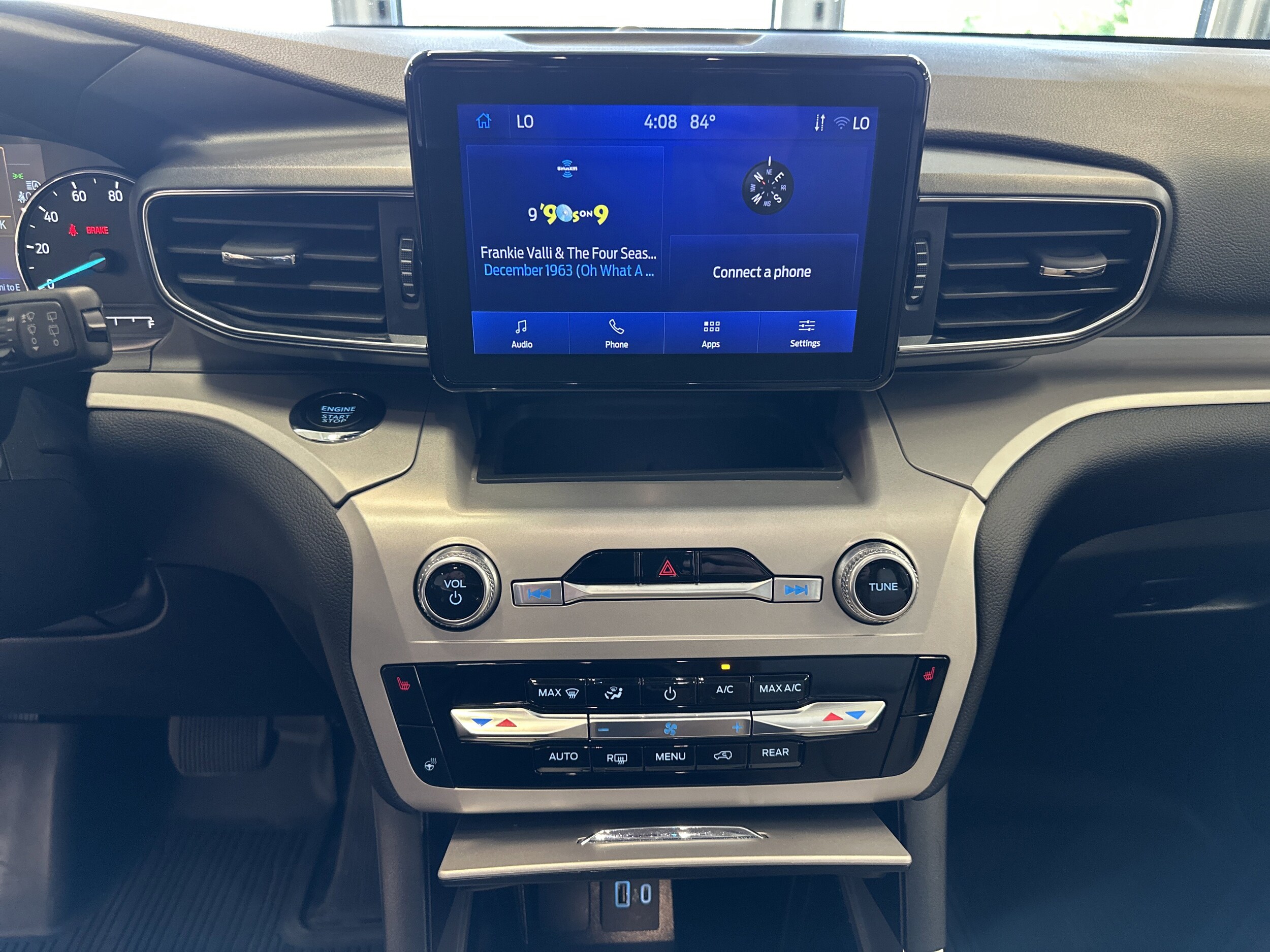 2023 Ford Explorer XLT photo 2