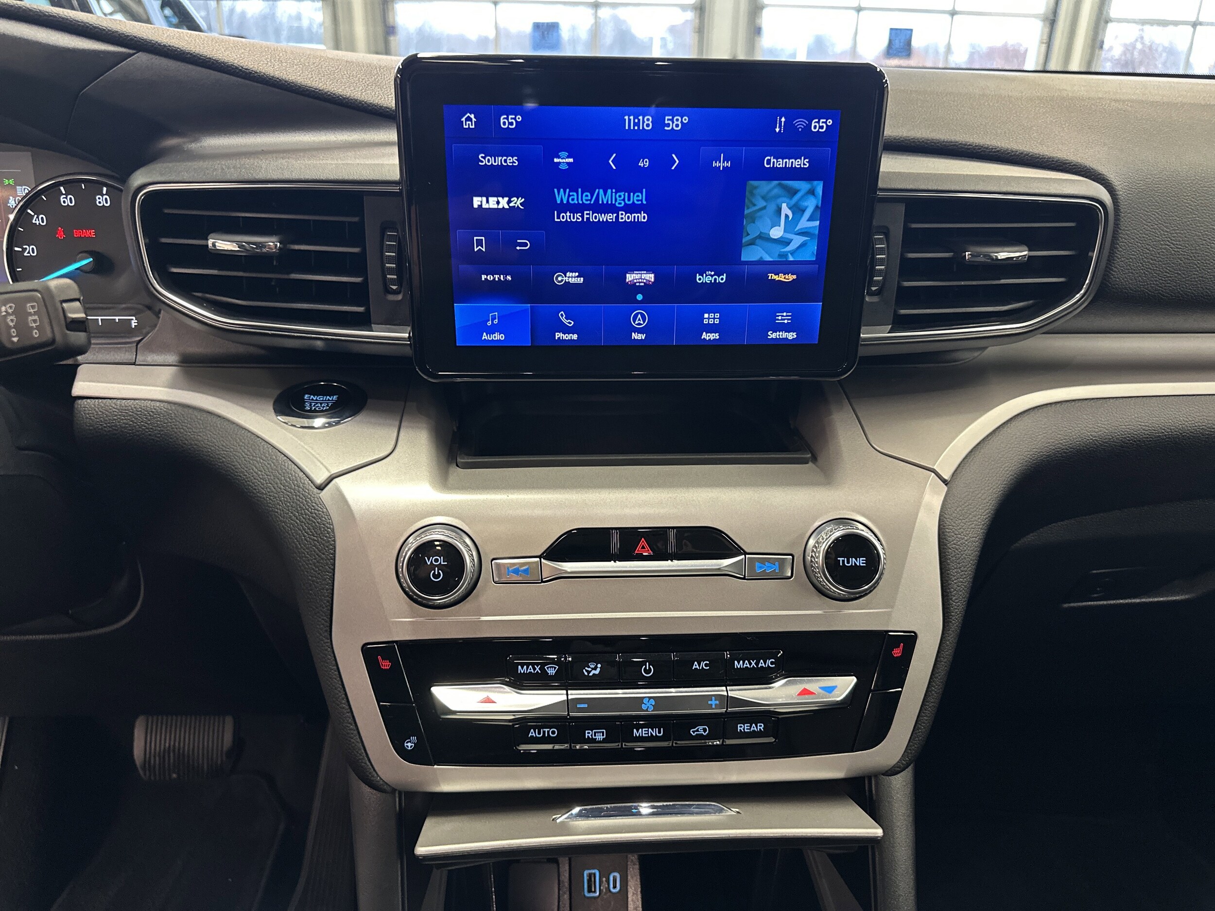 2023 Ford Explorer XLT photo 2