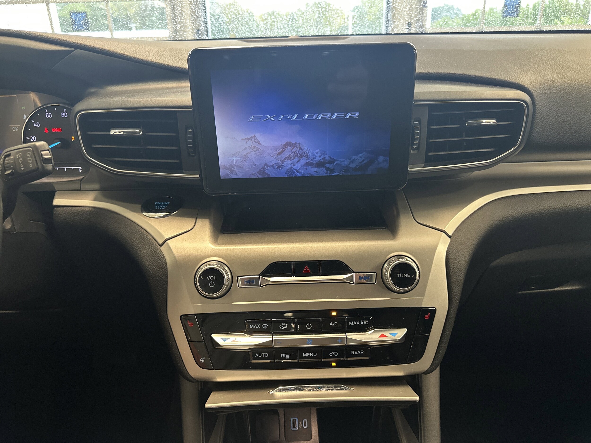2022 Ford Explorer XLT photo 3