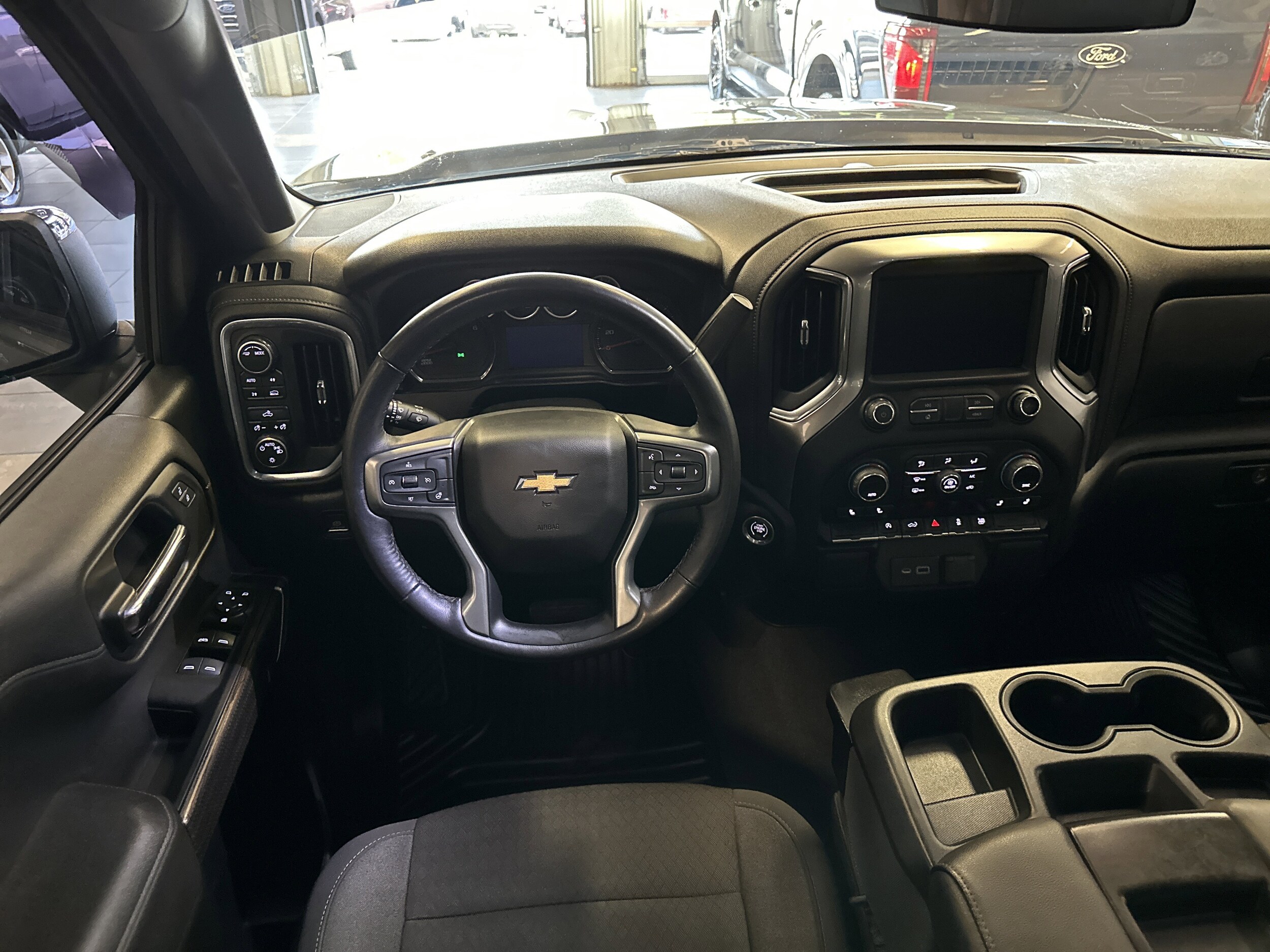 2022 Chevrolet Silverado 1500 LT photo 2