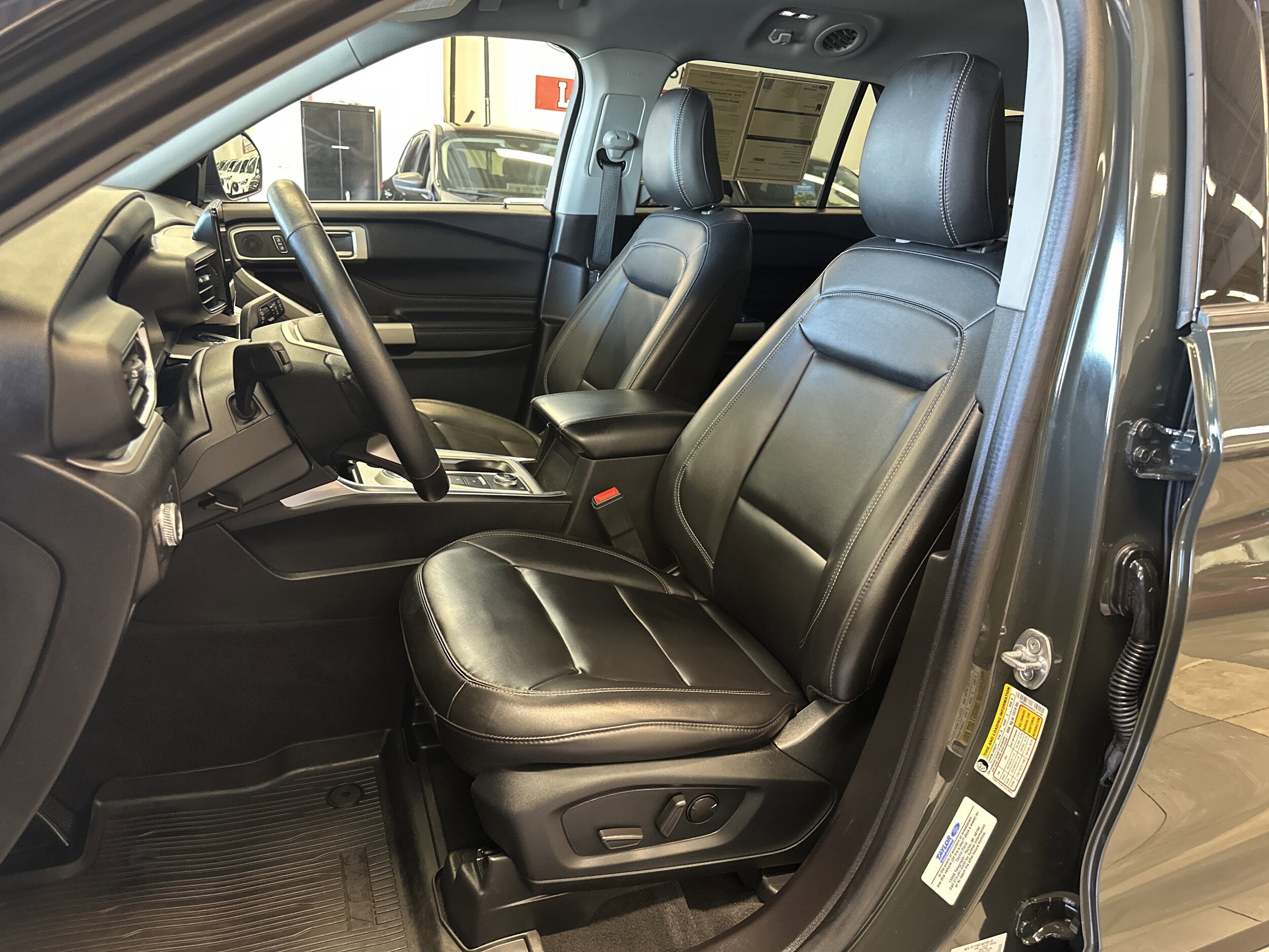 2022 Ford Explorer XLT photo 3